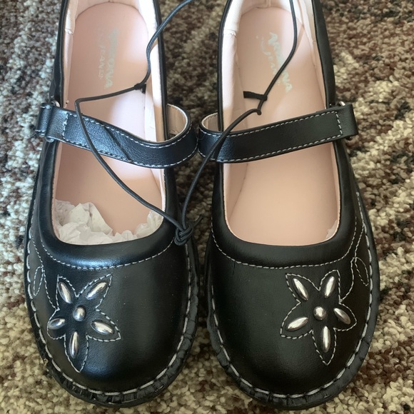 Girls Size 3 BNWT Dress Shoes - Picture 1 of 4